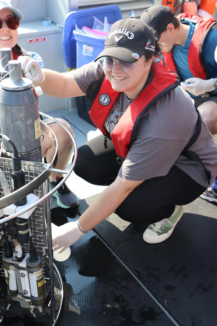 Northwest student Lauren Valenzuela spent her fall semester at the Bigelow Laboratory for Ocean Sciences in East Boothbay, 缅因州, where she completed additional coursework and took advantage of opportunities to work on research projects. (Submitted photos)